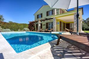Villa LUMARE AQUA - Pool, Jacuzzi & Garden