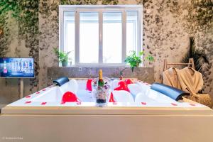 Appartements Le Nid d'Eliyah, suites avec jacuzzi 15min Disneyland Paris : Appartement 1 Chambre avec Baignoire Spa