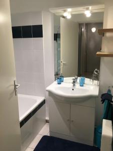 Appartements Appart 3 pieces cosy avec parking proche centre ville : photos des chambres