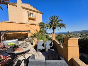 Maisons d'hotes Love-room Discret 40 m2 Bormes les mimosas village avec Terrasse : photos des chambres