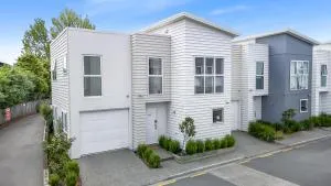 River City Retreat! King Bed & Central - By KOSH BNB - Claudelands