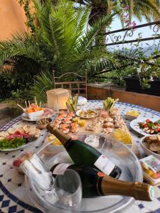 Maisons d'hotes Love-room Discret 40 m2 Bormes les mimosas village avec Terrasse : photos des chambres