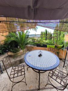 Maisons d'hotes Love-room Discret 40 m2 Bormes les mimosas village avec Terrasse : photos des chambres