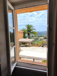 Maisons d'hotes Love-room Discret 40 m2 Bormes les mimosas village avec Terrasse : photos des chambres