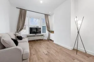 Blissful Breaks Near Old Trafford Stadium - Urmston