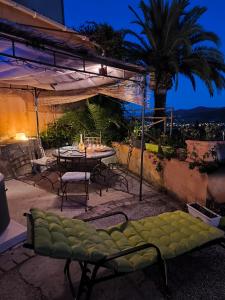 Maisons d'hotes Love-room Discret 40 m2 Bormes les mimosas village avec Terrasse : photos des chambres