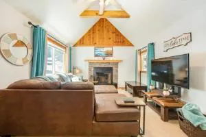 Calm Cozy 3BR cabin wAC, WiFi, Parking, BBQ - Running Springs
