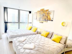 New Large 4 Bedroom & 3 Bathroom Flat near Angel Station in Zone 1 London for Max 13 Guests