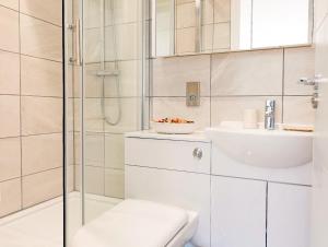 New Large 4 Bedroom & 3 Bathroom Flat near Angel Station in Zone 1 London for Max 13 Guests