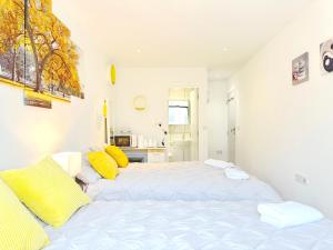 New Large 4 Bedroom & 3 Bathroom Flat near Angel Station in Zone 1 London for Max 13 Guests