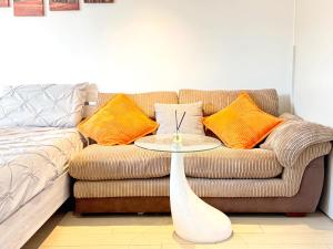 New Large 4 Bedroom & 3 Bathroom Flat near Angel Station in Zone 1 London for Max 13 Guests