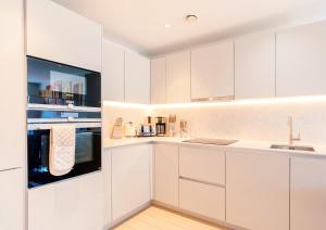New Large 4 Bedroom & 3 Bathroom Flat near Angel Station in Zone 1 London for Max 13 Guests