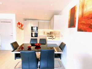 New Large 4 Bedroom & 3 Bathroom Flat near Angel Station in Zone 1 London for Max 13 Guests