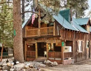 The Knotty Cabin in Kings Canyon National Park - Badger