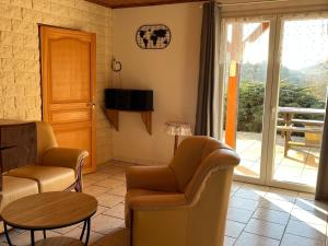 Maisons de vacances Gite de plain-pied avec terrasse, proche port et station thermale, ideal pour familles - FR-1-589-24 : Maison de Vacances (4 Adultes)
