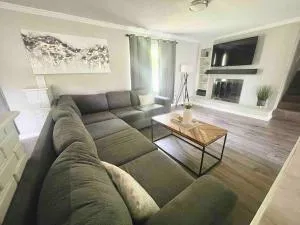 New Modern Lux Large Home 10MIN Downtown Sleeps 12 - Greer