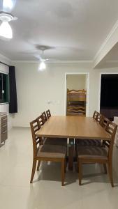 Casa com piscina em BC