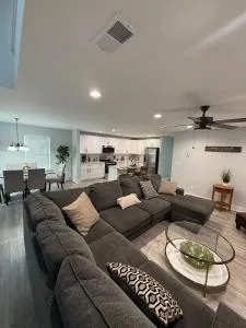 Stay in a new modern townhouse Sleeps 10 - 温德