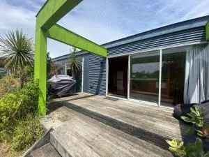 Ōtaki Beach Gem - Coastal Family Getaway - Otaki Beach