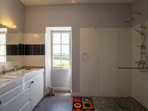 Maisons de vacances Grande maison avec piscine naturelle et jardin en Dordogne - FR-1-616-463 : photos des chambres