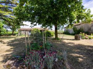 Maisons de vacances Grande maison avec piscine naturelle et jardin en Dordogne - FR-1-616-463 : photos des chambres