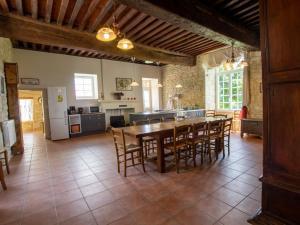 Maisons de vacances Grande maison avec piscine naturelle et jardin en Dordogne - FR-1-616-463 : photos des chambres