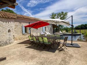 Maisons de vacances Grande maison avec piscine naturelle et jardin en Dordogne - FR-1-616-463 : photos des chambres