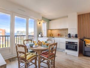 Appartements Appartement elegant avec balcon vue mer et parking securise a Cabourg - FR-1-788-50 : photos des chambres