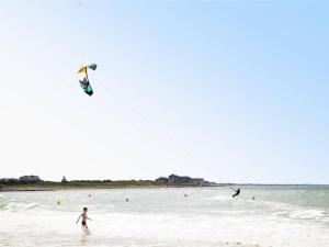 Appartements Appartement elegant avec balcon vue mer et parking securise a Cabourg - FR-1-788-50 : photos des chambres