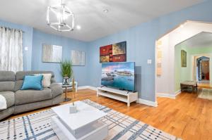 New Luxurious 5BD-2BA Home-FREE WINE-2CAR Parking