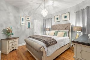 New Luxurious 5BD-2BA Home-FREE WINE-2CAR Parking