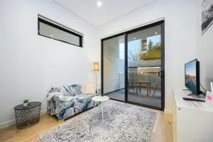 Cozy one bedroom APT with car parking - 5 mins Train, Shops - Epping