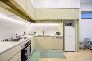 Premium location one bedroom APT with secure car parking - 5 mins Train, Shops