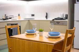 Premium location one bedroom APT with secure car parking - 5 mins Train, Shops