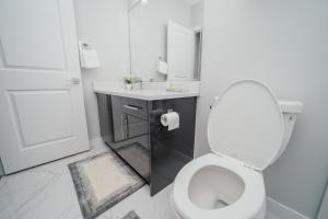 Entire 1 bed and Den Near YEG International Airport