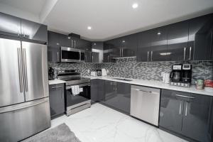 Entire 1 bed and Den Near YEG International Airport