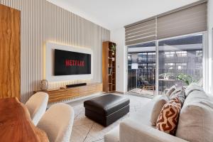Stylish 1BR APT with Gym, Pool & Private Parking