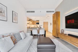 Stylish 1BR APT with Gym, Pool & Private Parking