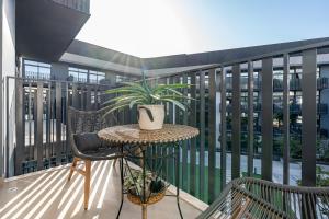 Stylish 1BR APT with Gym, Pool & Private Parking