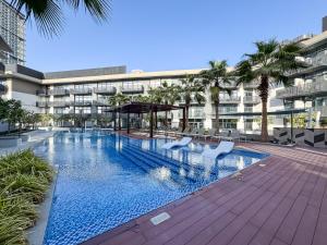 Stylish 1BR APT with Gym, Pool & Private Parking