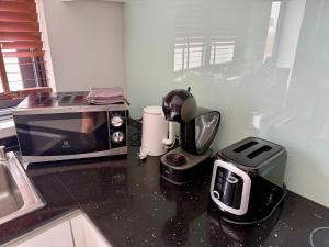 Modern 2-BR townhouse walking distance to the beach