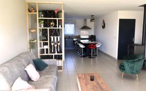 Villas Maison Premium Hyper Calme - Joliment decoree avec vue degagee - Jacuzzi Chauffe - Salle de jeux - Proche de toutes commodites : photos des chambres