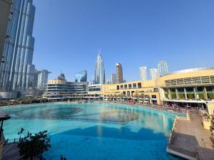 Luxurious 2 Bedroom apartment with Dubai Mall Fountain View facing Burj Khalifa - Hoteles de 5 estrellas en Dubái