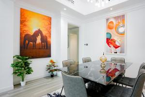 Luxurious 2 Bedroom apartment with Dubai Mall Fountain View facing Burj Khalifa