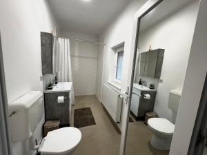 Nearby Lake Romantic Retreat