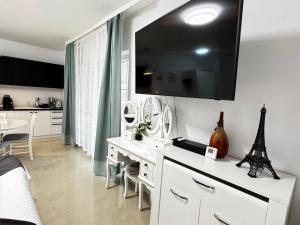 Nearby Lake Romantic Retreat