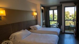 Hotels La Chartreuse Logis Hotel Restaurant : photos des chambres