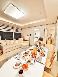 Modern-Huge Living Room-Max8-SeoulUniv-Gangnam-Hongdae