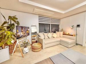 Modern-Huge Living Room-Max8-SeoulUniv-Gangnam-Hongdae