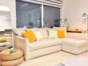 Modern-Huge Living Room-Max8-SeoulUniv-Gangnam-Hongdae